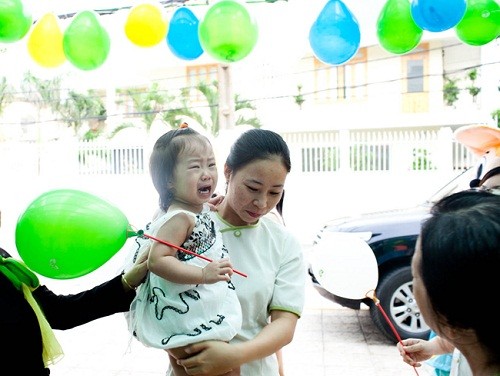 Cô giáo đưa thêm bé một bong bóng nhưng vẫn chưa nín khóc. Chùm ảnh: Đáng yêu những 'thiên thần nhỏ' ngày khai trường Chùm ảnh: Nữ sinh cực "xì tin" trong ngày khai trường